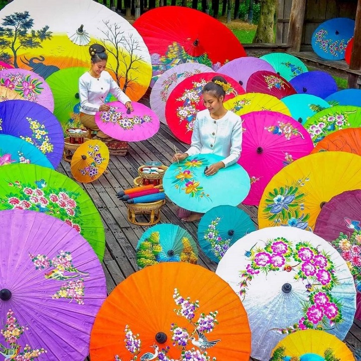 Làng Bo Sang tọa lạc tại huyện San Kampaeng