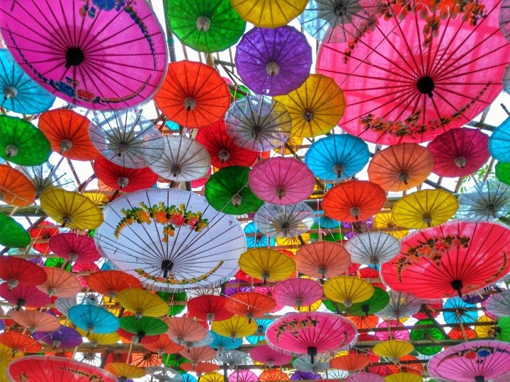 Những chiếc ô đầy màu sắc