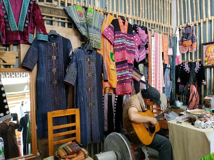 Qu&agrave; lưu niệm thủ c&ocirc;ng từ c&aacute;c bộ tộc v&ugrave;ng n&uacute;i cũng l&agrave; một &yacute; tưởng kh&ocirc;ng tồi&nbsp;