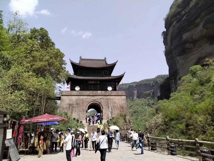 Đèo Jianmen, với thiên đàng đá với 72 ngọn đồi dốc, tạo nên một dãy núi vĩ đại