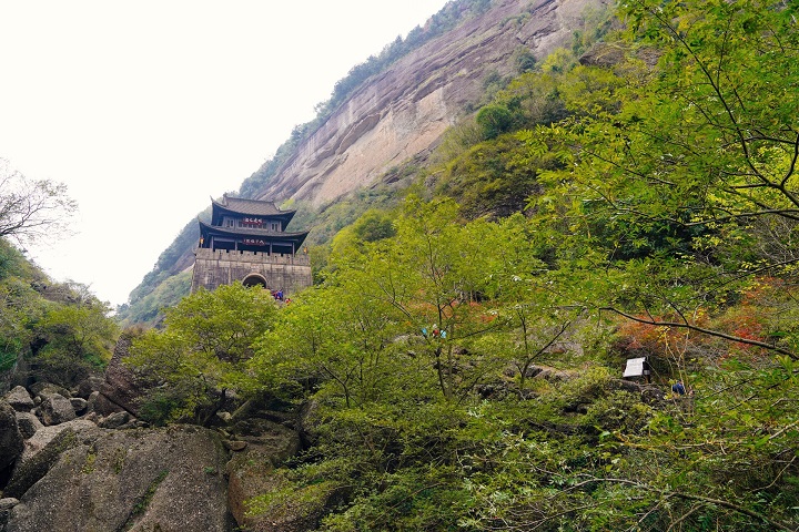 Những tảng đá cháy nát trải dài, tạo nên hai khe núi lớn, sâu và bí ẩn, tỏ ra là một sự kỳ diệu tự nhiên