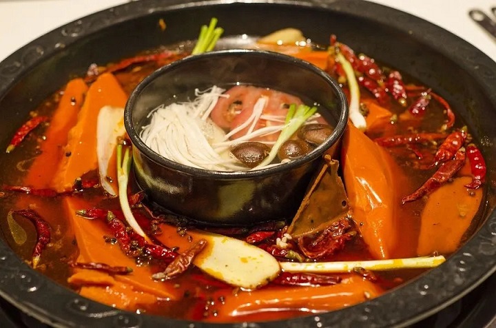  B&aacute;nh x&aacute;p xắp trong dầu ớt đỏ