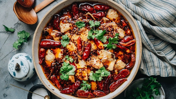 C&aacute; l&aacute;t trong dầu ớt cay