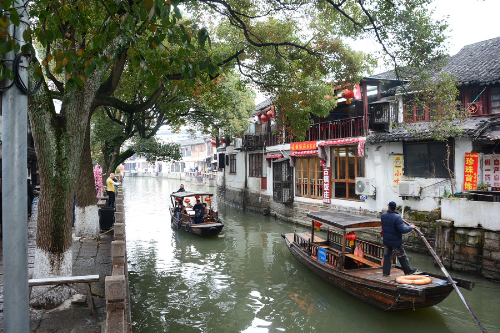 Cổ trấn Chu Gia Gi&aacute;c nằm tại quận Thanh Phố của Thượng Hải, ven bờ hồ Điện Sơn rộng lớn