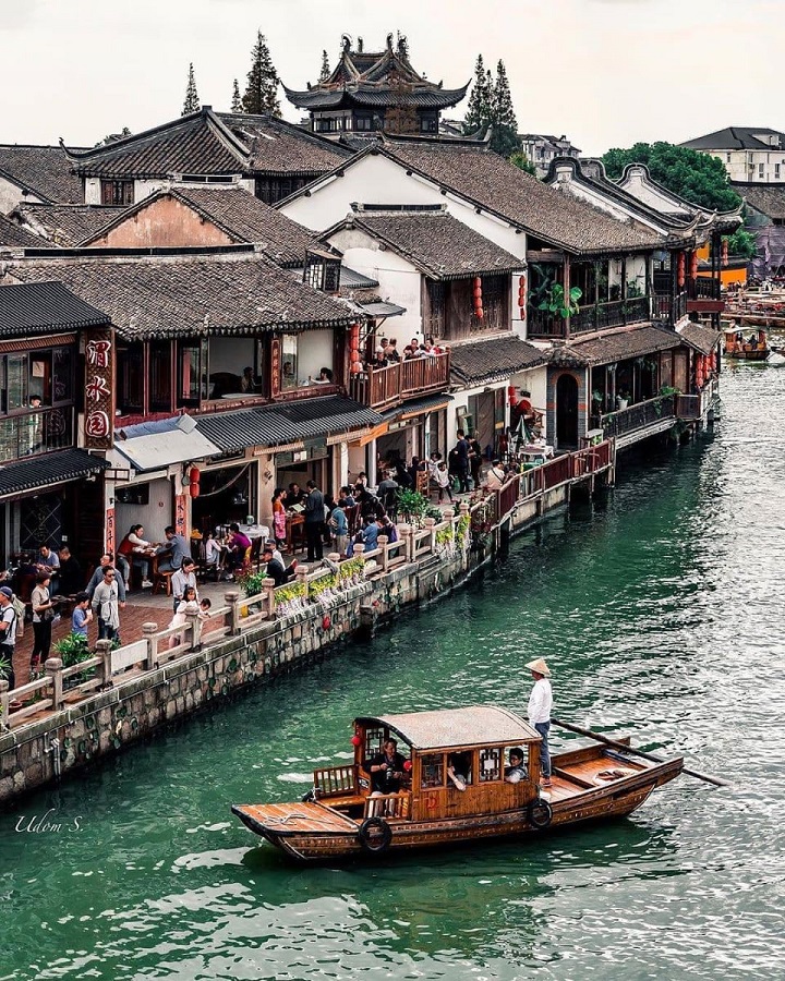 Trải nghiệm đi thuyền tr&ecirc;n s&ocirc;ng ngắm cảnh tịa cổ trấn&nbsp;
