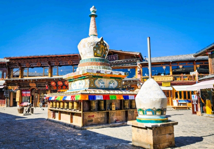 Quảng trường Mặt Trăng - Trái tim sôi động giữa Dukezong