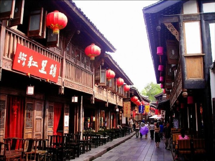 Đắm chìm vào nghệ thuật dân gian tại Phố đi bộ Cẩm Lý