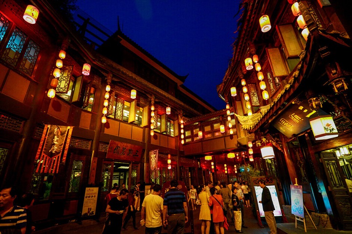 Phố đi bộ Cẩm Lý nằm ở trung tâm thành phố Chengdu, ngay bên cạnh Đền Tưởng Niệm Wuhou