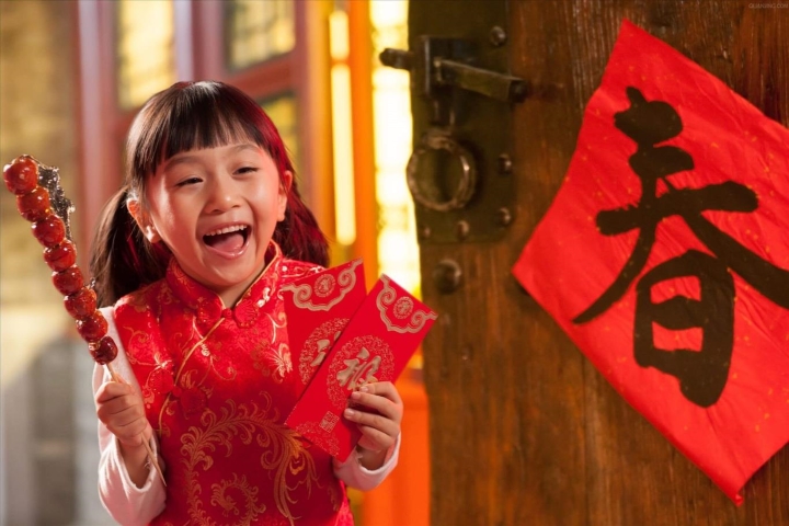 Văn h&oacute;a l&igrave; x&igrave; với phong b&igrave; đỏ