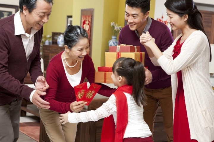 Mừng tuổi bằng phong bao đỏ
