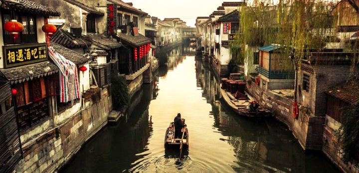 Thị trấn cổ ven sông tạo nên khung cảnh yên bình