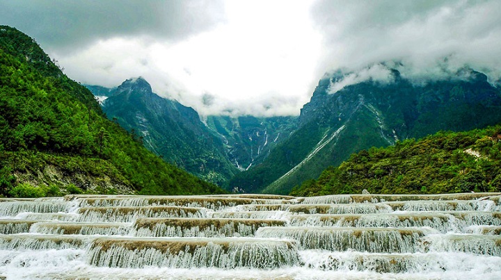 Những th&aacute;c nước h&ugrave;ng vĩ&nbsp;
