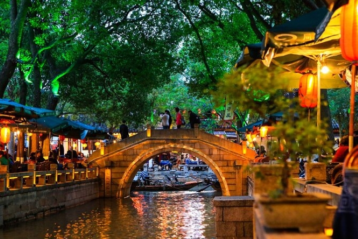  Khung cảnh về đ&ecirc;m l&atilde;ng mạn của cổ trấn Tongli
