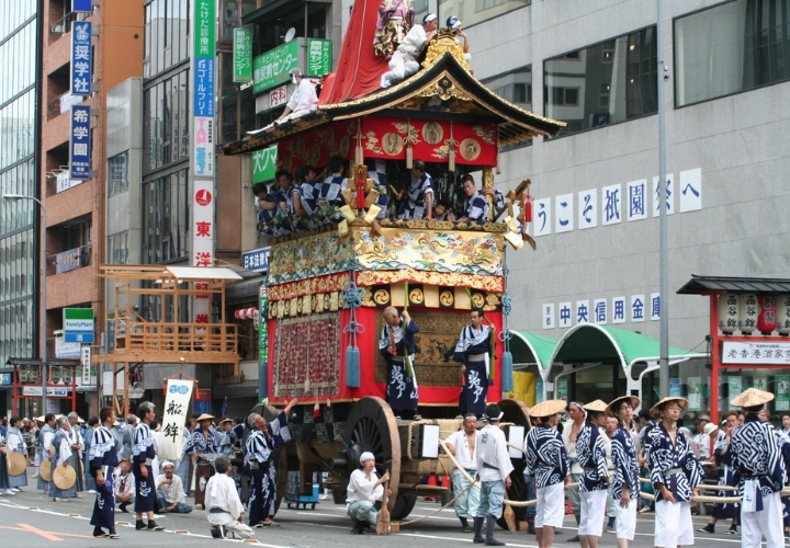 Lễ hội Tenjin là lễ hội nước nổi bật nhất tại Osaka, thu hút hàng nghìn du khách mỗi năm