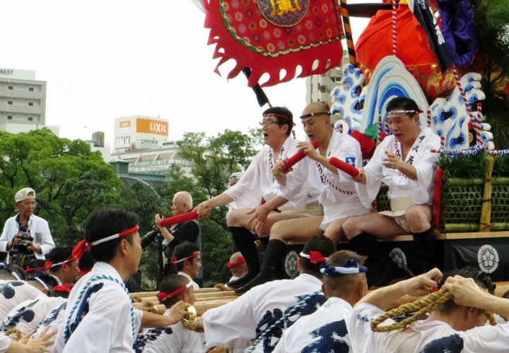 Hakata Gion Yamakasa được biết đến với cuộc đua rước kiệu vào sáng sớm 15/7