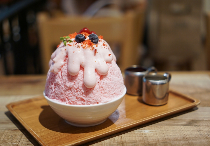 Kakigori là món kem hòa quyện giữa đá bào mịn và lớp siro trái cây, hoa quả tươi