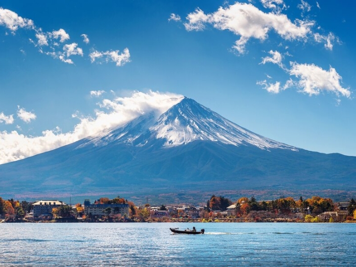 Núi Phú Sĩ nằm trên đảo Honshu, cách Tokyo khoảng 100km về phía Tây Nam
