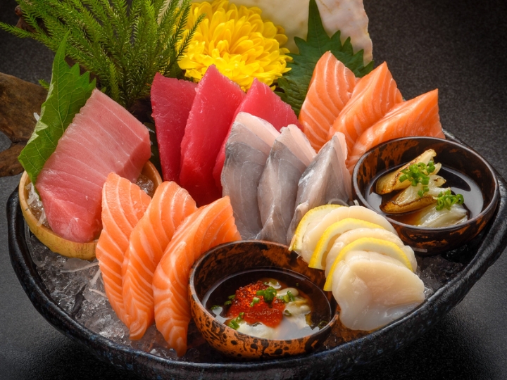 Sashimi là món ăn truyền thống nổi tiếng của Nhật Bản.