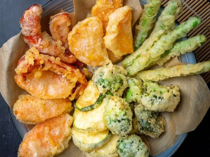 Lớp vỏ giòn tan bên ngoài là yếu tố khiến tempura trở nên hấp dẫn và được yêu thích.