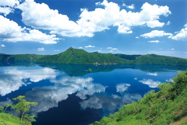 Vườn quốc gia Akan Mashu được ví như viên ngọc xanh biếc của Hokkaido