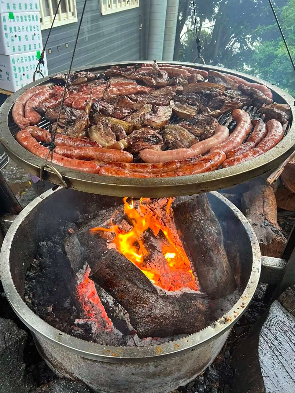 Xúc xích lợn rừng nướng kiểu Tsou là món ăn đậm vị núi rừng với hương thơm quyến rũ