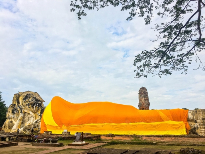 Wat Lokayasutharam nổi tiếng với tượng Phật nằm khổng lồ và vẻ đẹp yên bình của khu di tích