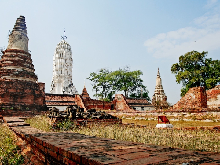 Khám phá Wat Phutthaisawan với tháp chedi cao vút và vẻ đẹp cổ kính huyền bí.