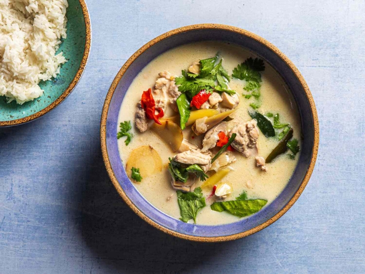 Tom Kha Kai là món canh gà Thái Lan với sữa dừa, gia vị chua cay đặc trưng