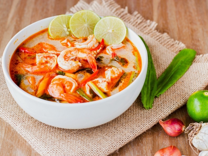 Tom Yum là canh Thái Lan chua cay, thường nấu với tôm và gia vị như sả, lá chanh và ớt.