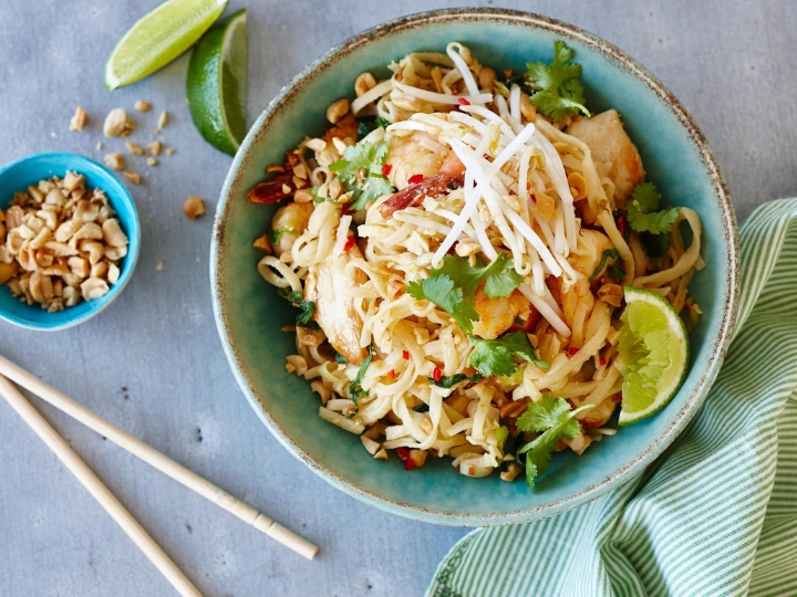 Pad Thai là món mì xào Thái Lan với hương vị đậm đà, kết hợp tôm, đậu phụ, giá và lạc rang