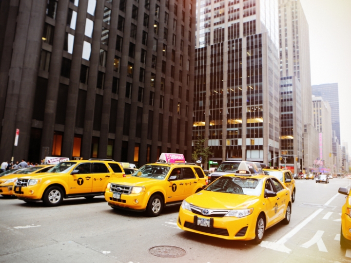 Bạn có thể dễ dàng di chuyển từ Bangkok tới Ayutthaya bằng tàu hay taxi