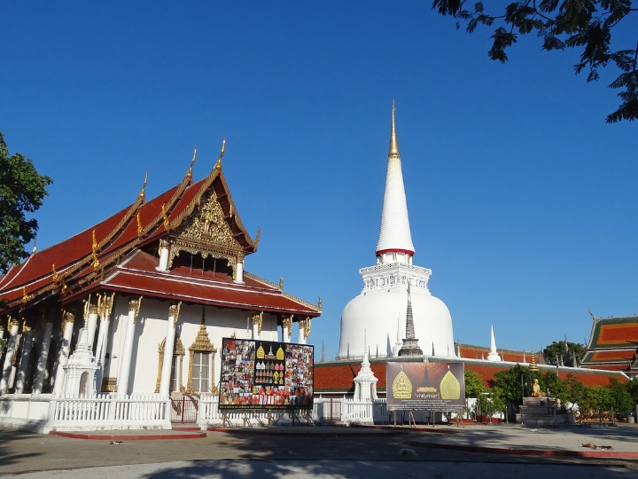 Wat Phra Mahathat – Nơi cây Bồ Đề ôm lấy đầu tượng Phật, biểu tượng của sự hòa hợp thiên nhiên và văn hóa.