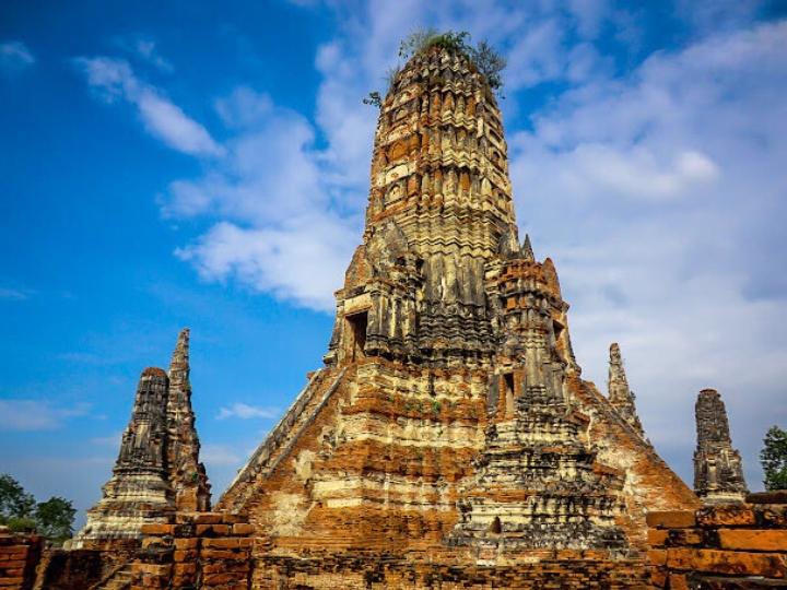 Wat Chaiwatthanaram – Chùa cổ với kiến trúc Khmer ấn tượng và tháp Phật cao vút bên bờ sông