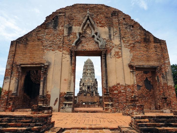 Wat Ratchaburana nổi bật với tháp chedi ấn tượng và di tích cổ kính tuyệt đẹp