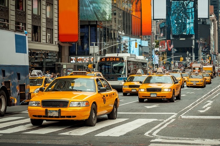 Taxi đưa bạn đến trực tiếp điểm đến mong muốn mà không cần phải chờ đợi hay chuyển tuyến như các phương tiện công cộng khác