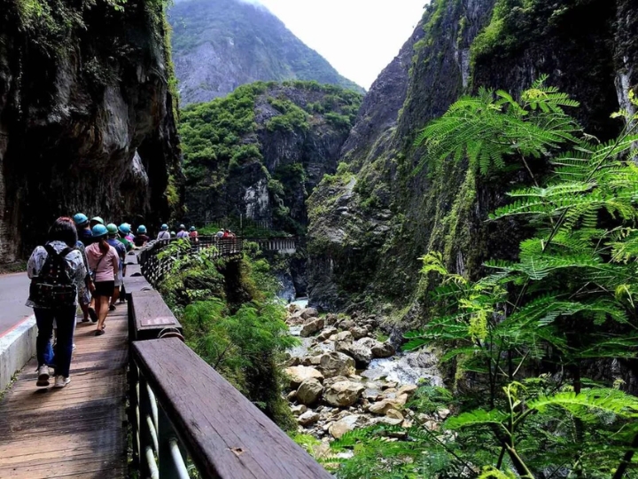 Du khách thích thú khám phá Vườn quốc gia Taroko
