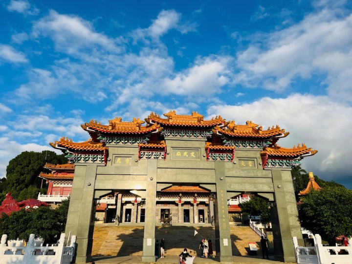 Miếu Văn Võ là địa danh tôn nghiêm, thanh tịnh nằm bên bờ Nhật Nguyệt thơ mộng