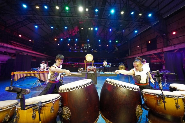 Biểu diễn nhạc cụ dân tộc tại làng văn hoá Ten Drum