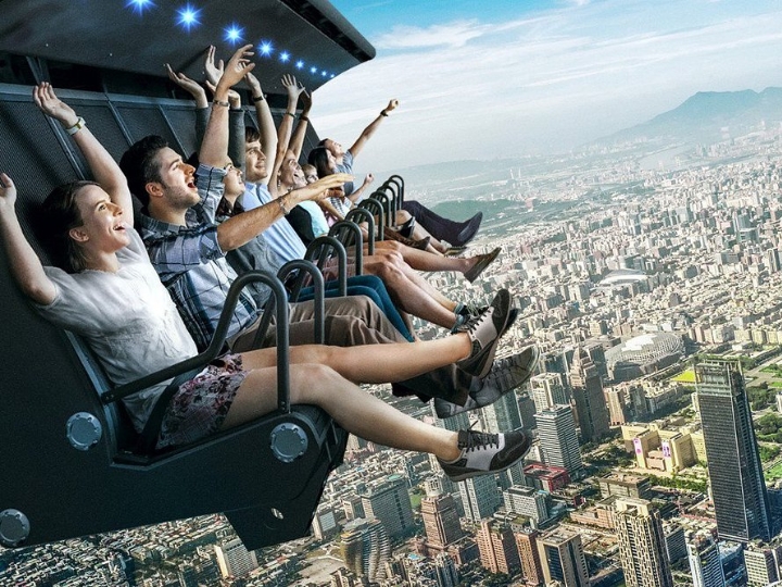 Du khách háo hức trải nghiệm bay lượn 3D tại I-Ride