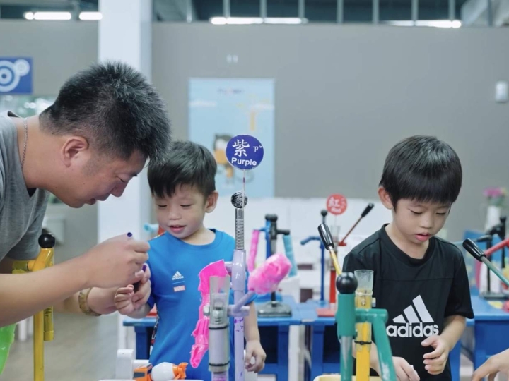Du khách “nhí” háo hức trải nghiệm tại bảo tàng văn phòng phẩm FLOMO