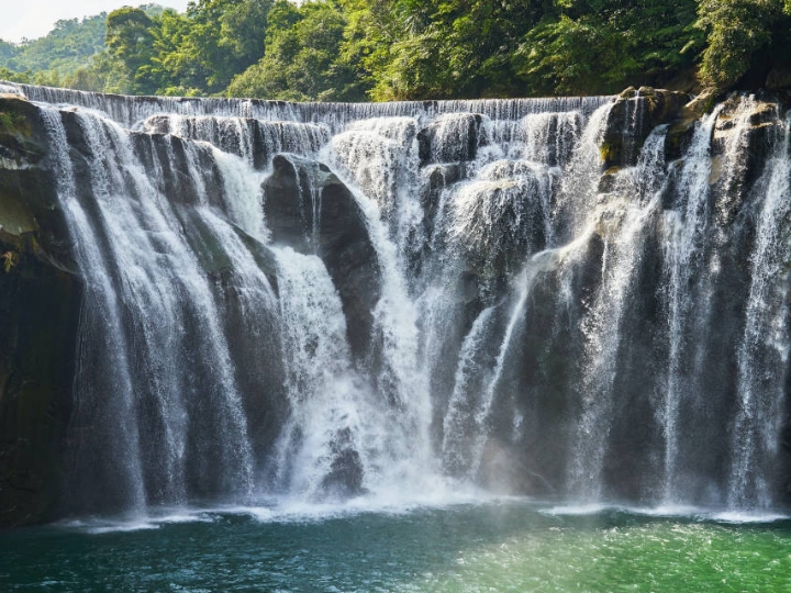 Thác nước Thập Phần hùng vĩ và ấn tượng nằm ngay bên trong khu làng cổ