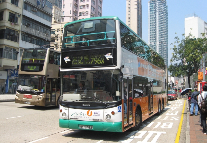 Xe bus là một phương tiện công cộng phổ biến với mức giá trẻ giúp du khách di chuyển thuận lợi