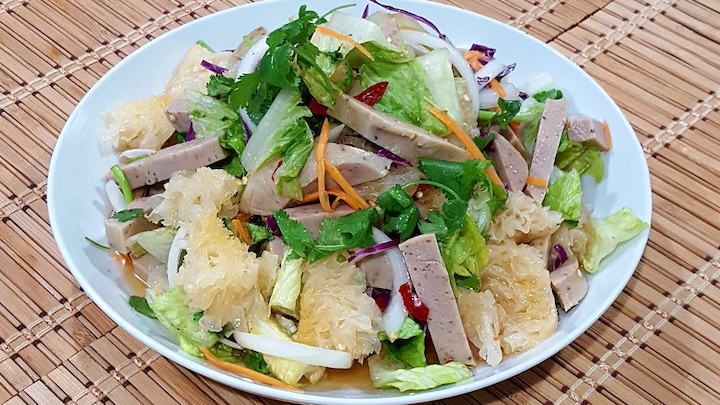 Gỏi Yum Moo Yor có hương vị thanh mát, rất dễ ăn