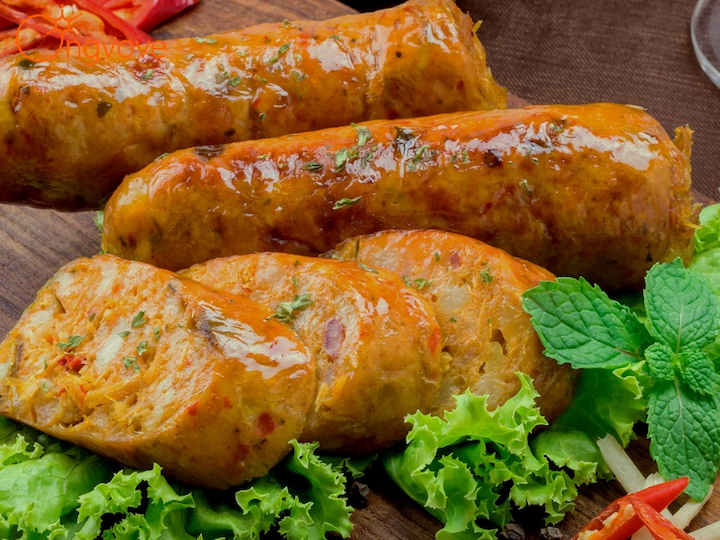 Xúc xích Sai Oua được làm từ thịt heo xay nhuyễn với gia vị như chanh, ớt, gừng