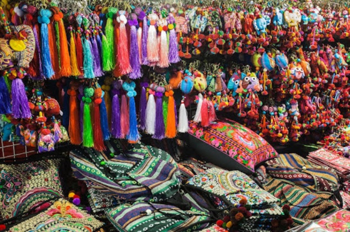 Mua quà lưu niệm tại Saturday Night Market