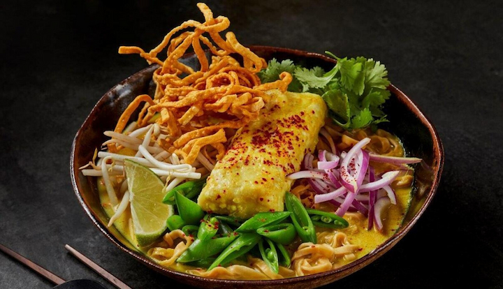 Mì xào giòn Khao Soi được làm từ mì trứng hòa quyện cùng nước cà ri