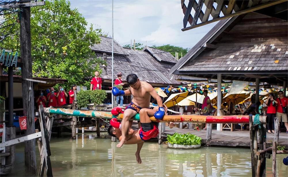 Sea Boxing – Đấu Muay Thái trên mặt nước độc đáo, đầy tính giải trí tại chợ nổi Pattaya