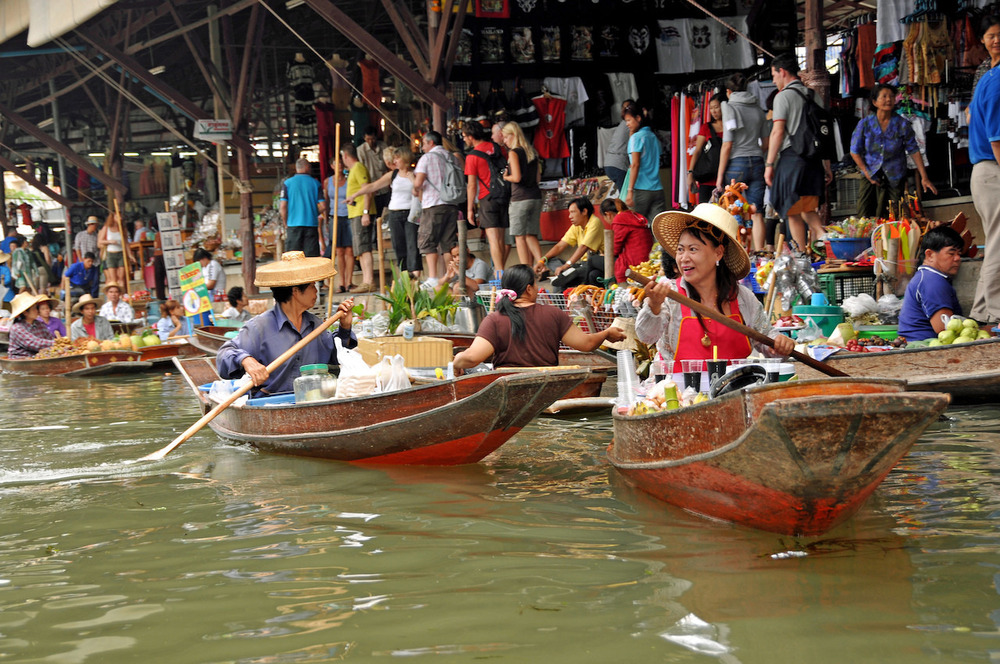 Du khách nên đi thuyền để khám phá trọn vẹn chợ nổi Pattaya
