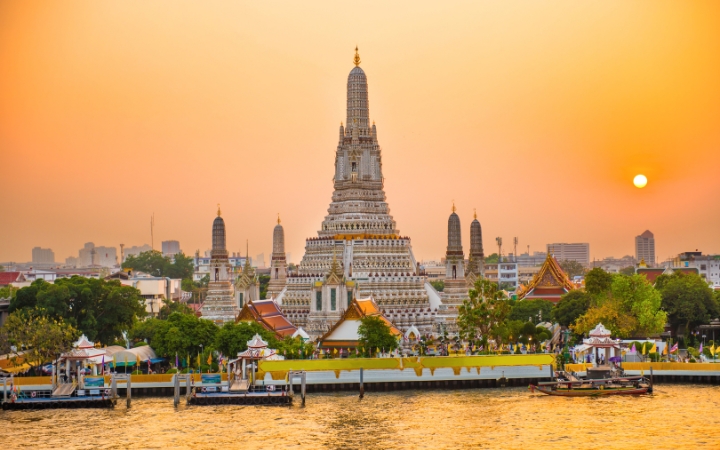 Wat Arun lung linh bên bờ sông Chao Phraya