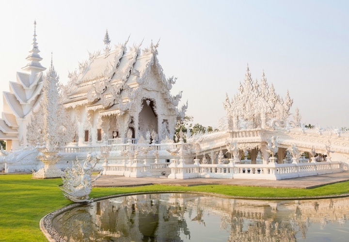 Chùa Wat Rong Khun nổi bật với sắc trắng tinh khôi và những họa tiết vô cùng tinh xảo
